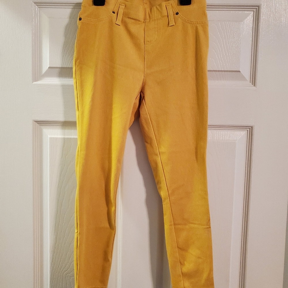 Capris  Size: XS (0-2), Juniors  Color: Yellow